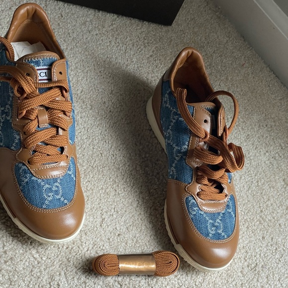 I’m selling a vintage pair of Gucci Sneakers. Never been worn. - Picture 2 of 4